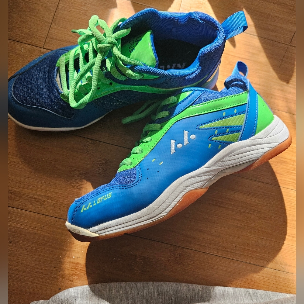LEFUS. Womens Pickleball Shoes. Worn once. Size 5 Blue with green laces